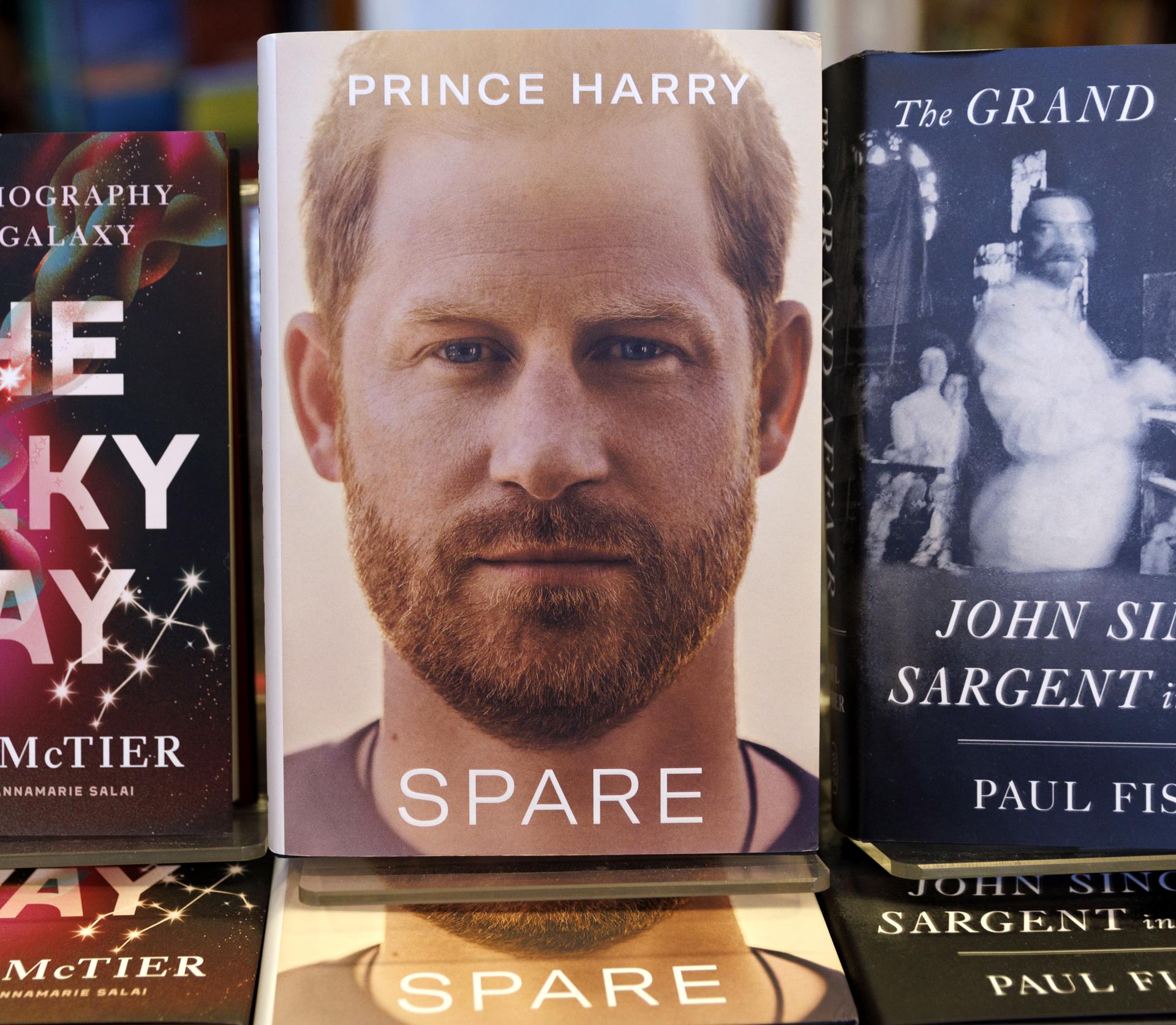 Vista de copias del libro 'Spare', las memorias del principa Enrique, en una librería de Cambridge, Massachusetts, el 10 de enero de 2023. EFE/Cj Gunther