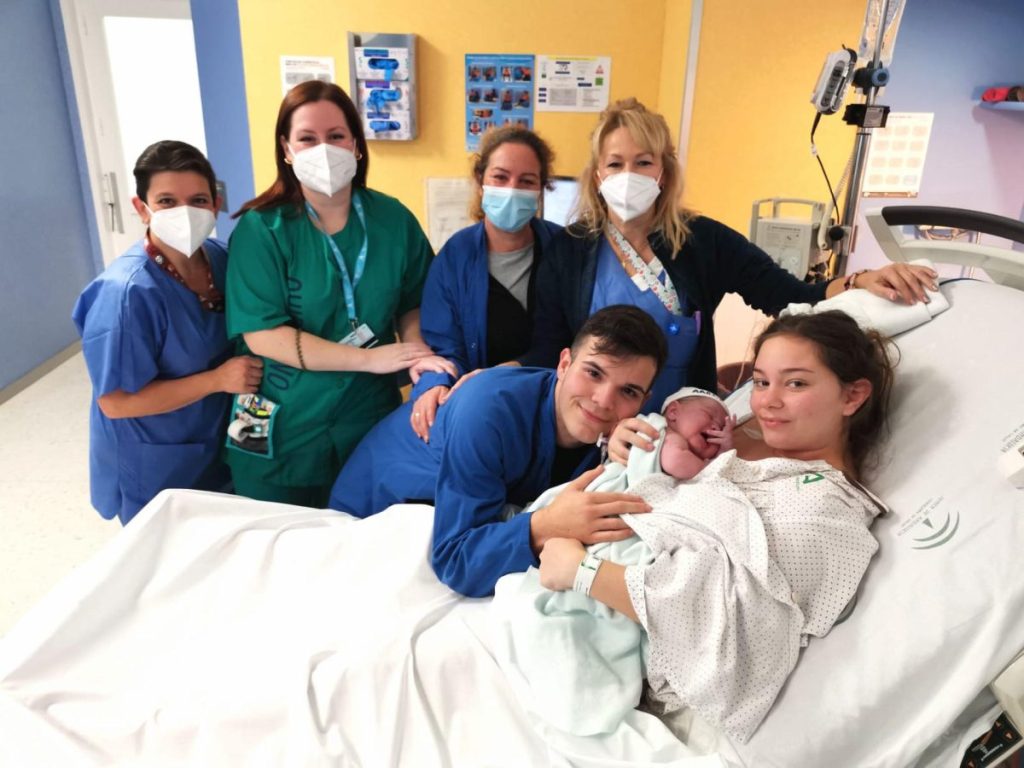  Aarón, que pesó 4,200 kilos y midió 53 centímetros, posa en brazos de su madre Érika, en el Hospital Materno Infantil del Regional de Málaga tras nacer a las 00:01