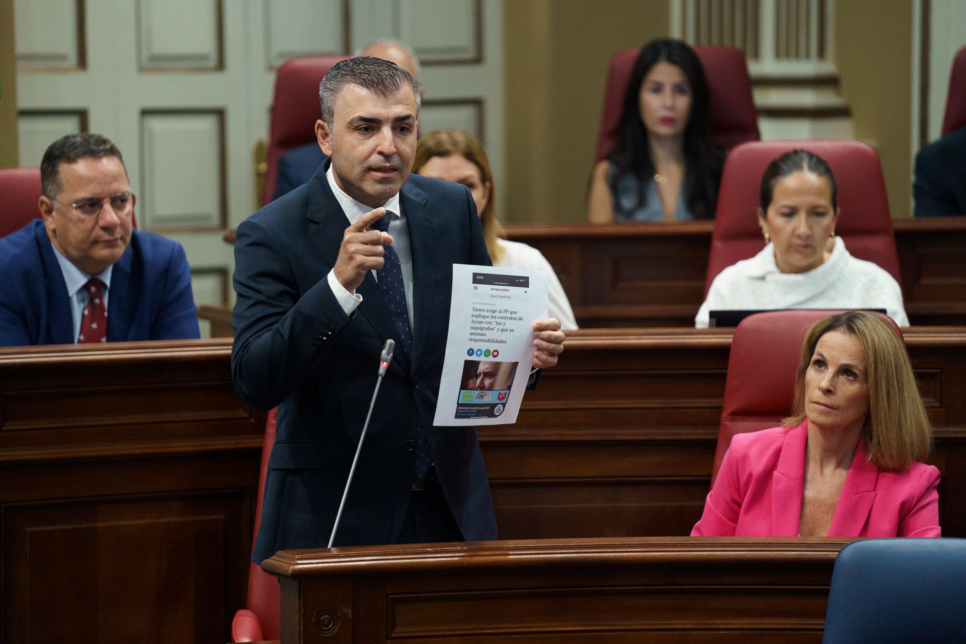 Foto de archivo del presidente del PP en Canarias, Manuel Domínguez, durante un pleno del Parlamento. EFE/Ramón de la Rocha