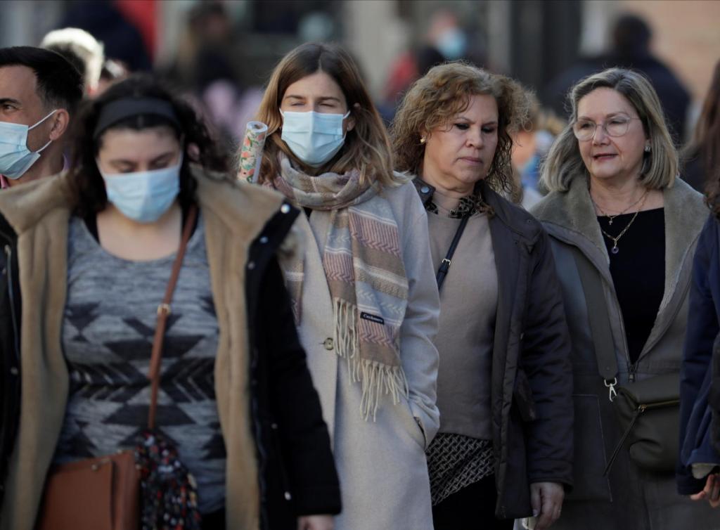 Image of a street in Valencia, with pedestrians wearing a mask and others who are not.  EFE/ Biel Aliño/File