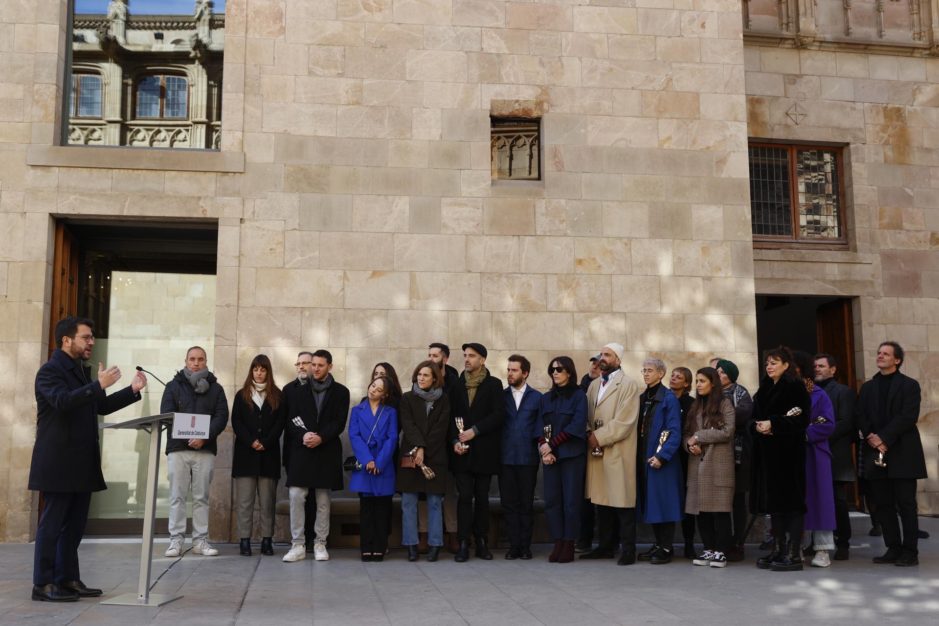 El president Pere Aragonès (i) pronuncia unas palabras durante recepción de los galardonados en la gala de los Premios Gaudí 2023 en el Palau de la Generalitat Palau Generalitat.durante recepción de los galardonados en la gala de los Premios Gaudí 2023 en el Palau de la Generalitat Palau Generalitat desde donde ha exhibido su apoyo al audiovisual catalán.