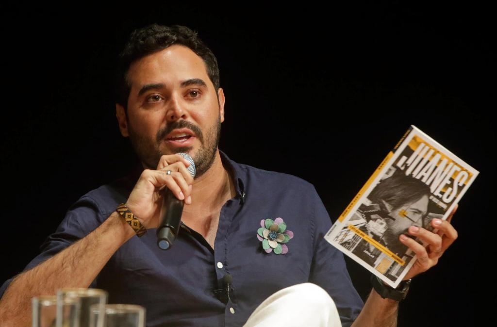 El autor del libro "Juanes: 1.577.836.800 segundos", Diego Londoño, habla hoy durante la tercera jornada del Hay Festival de Cartagena (Colombia). EFE/Ricardo Maldonado Rozo
