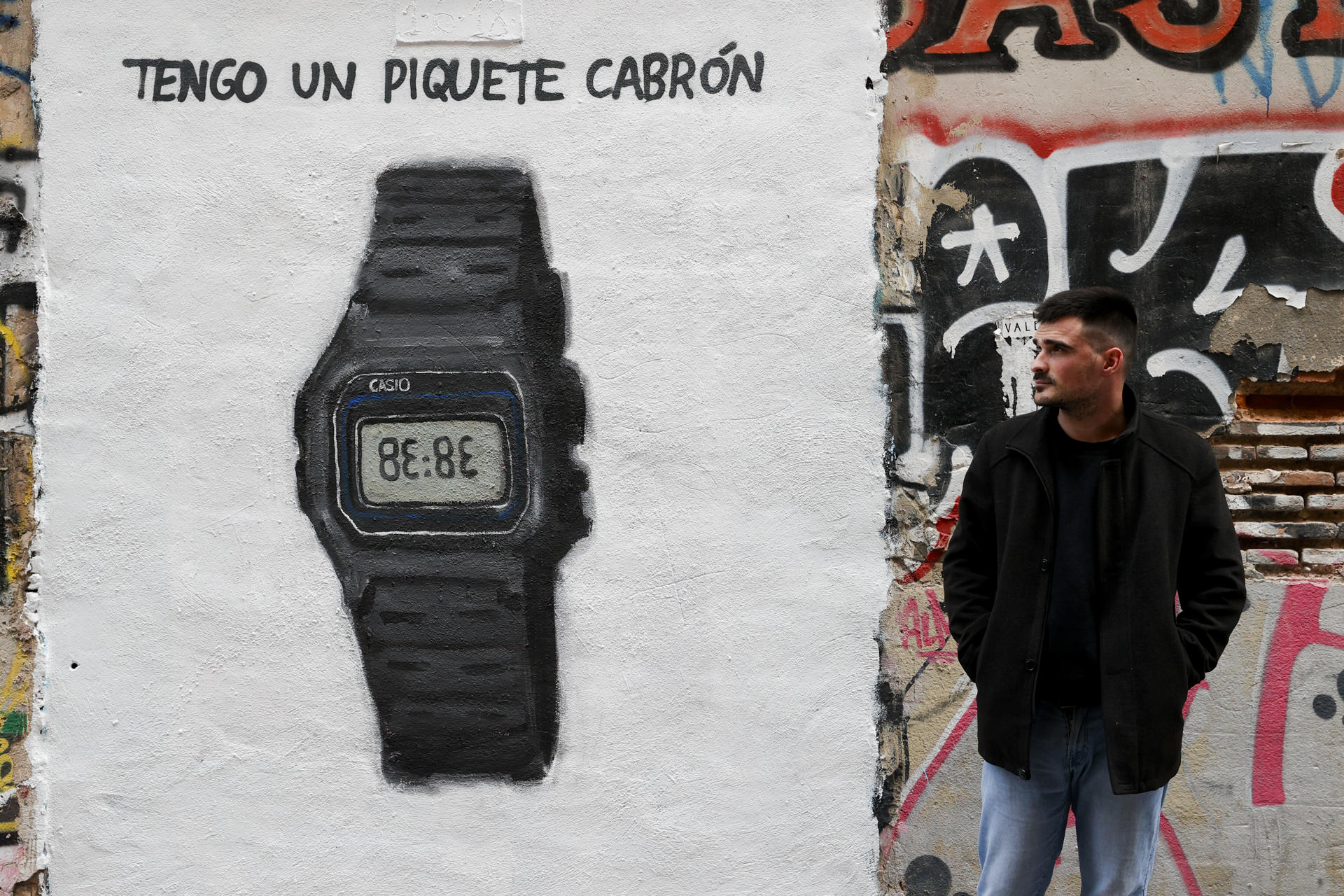 El grafitero J.Warx posa ante su grafiti que alude al último éxito de la cantante colombiana Shakira donde arremete su exmarido y exjugador del Bacelona, Gerard Piqué. EFE/Manuel Bruque