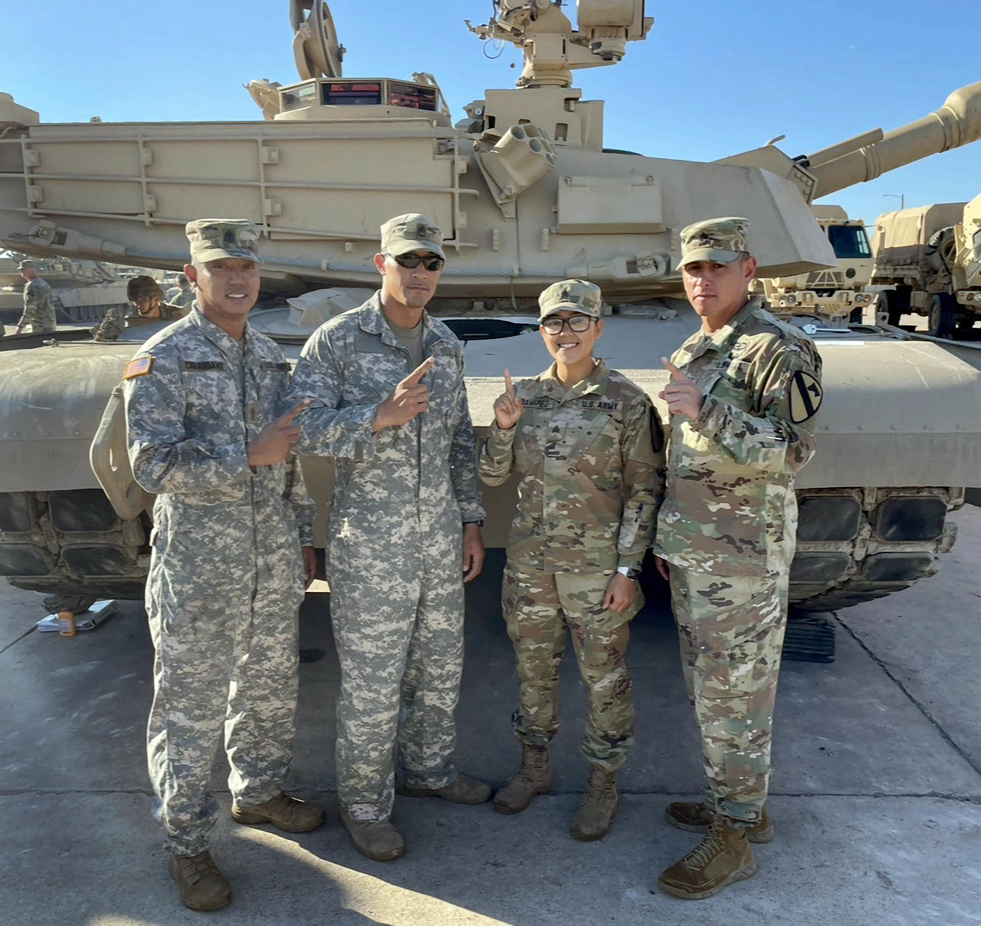 Fotografía cedida por el Ejército de Estados Unidos donde aparece la sargento Cinthia Ramírez (2-d) mientras posa después de su ceremonia de promoción, junto a sus compañeros el sargento Aurelio Carandang (i), el primer sargento Richard Martínez (2i), y el comandante sargento mayor de la División 1 de Caballería, Shade Munday (d), el 1 de noviembre de 2021, en Fort Hood, Texas (EE.UU.). EFE/Ejército de EE.UU./Rodolfo Diazangulo