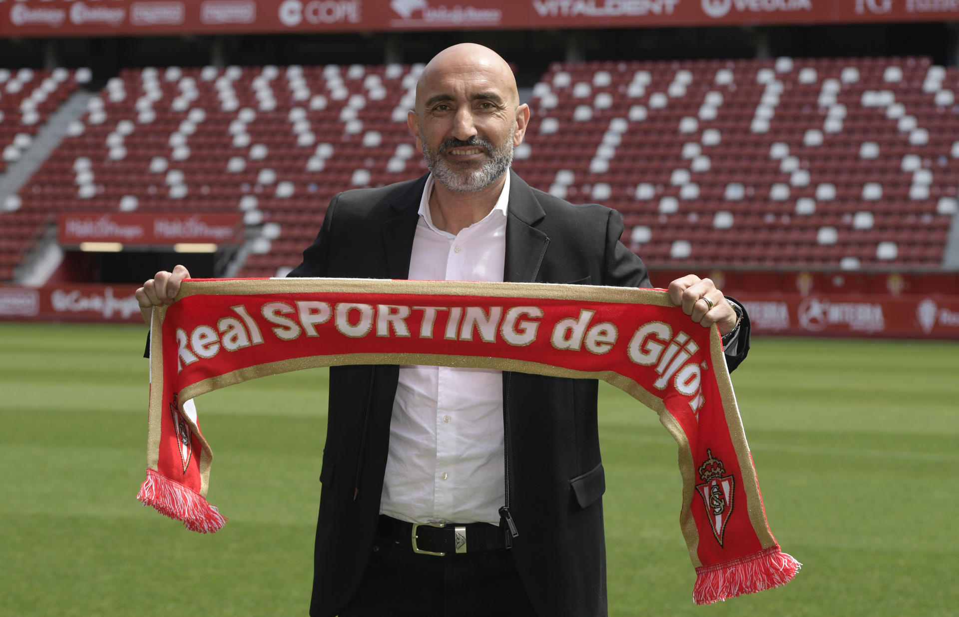 Abelardo Fernández, destituido este domingo como entrenador del Sporting de Gijón, en una foto de archivo. EFE/Eloy Alonso