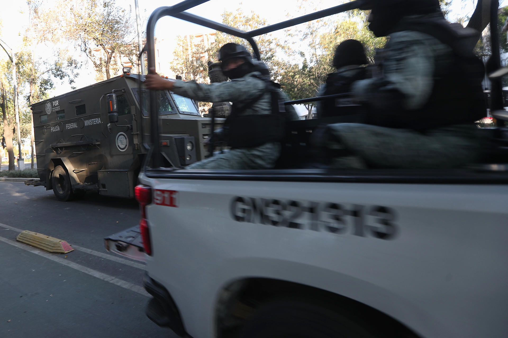 Un camión blindado que hace parte de un convoy de seguridad en el que las autoridades transportan a Ovidio Guzmán, hijo del 'Chapo', sale rumbo al penal del Altiplano en Ciudad de México (México). Imagen de archivo. EFE/ Sáshenka Gutiérrez