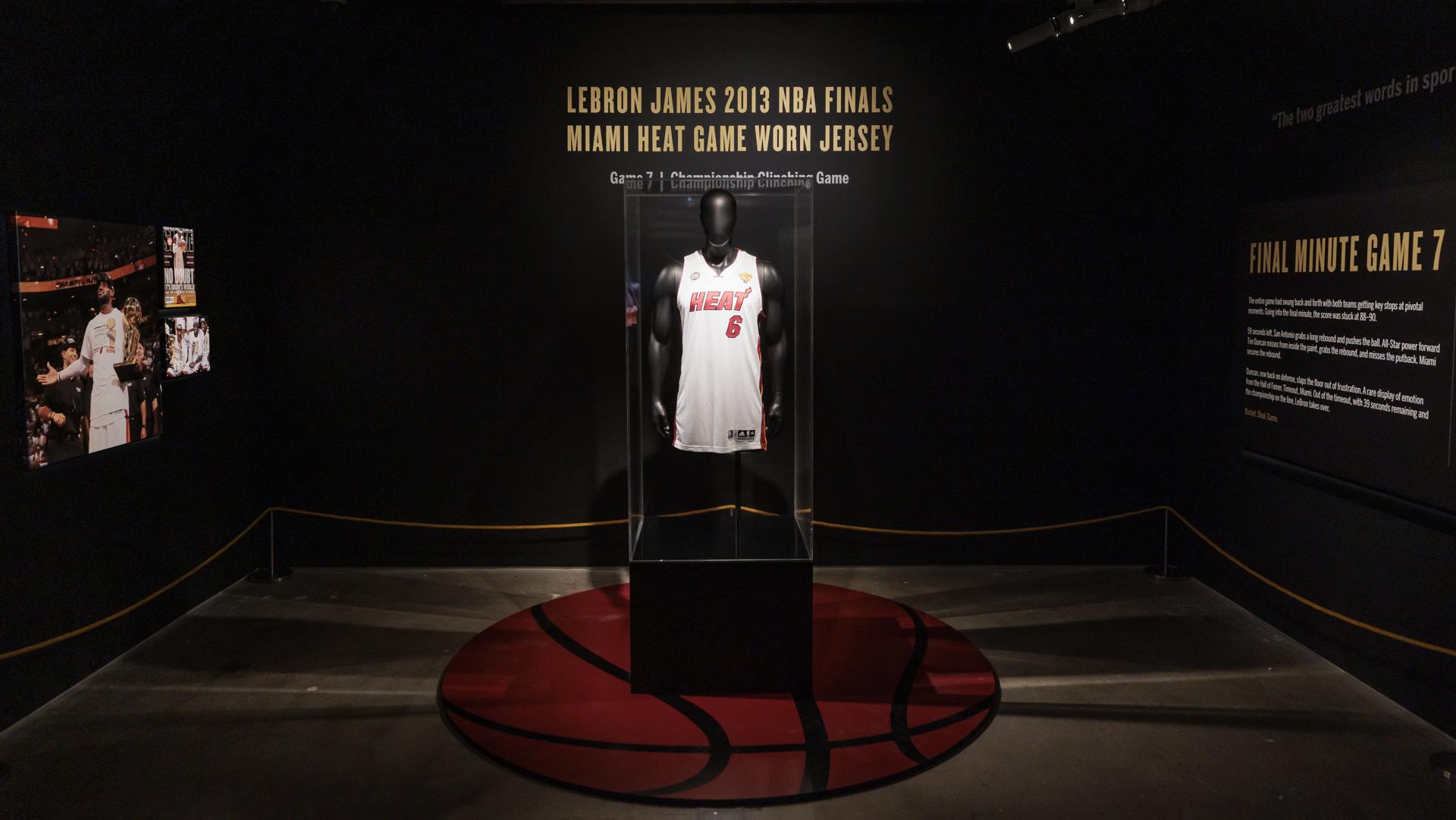Vista de la camiseta que vistió LeBron James en el séptimo juego de las finales de la NBA de 2013 con los Miami Heat, el 20 de enero de 2023 en Nueva York. EFE/Justin Lane