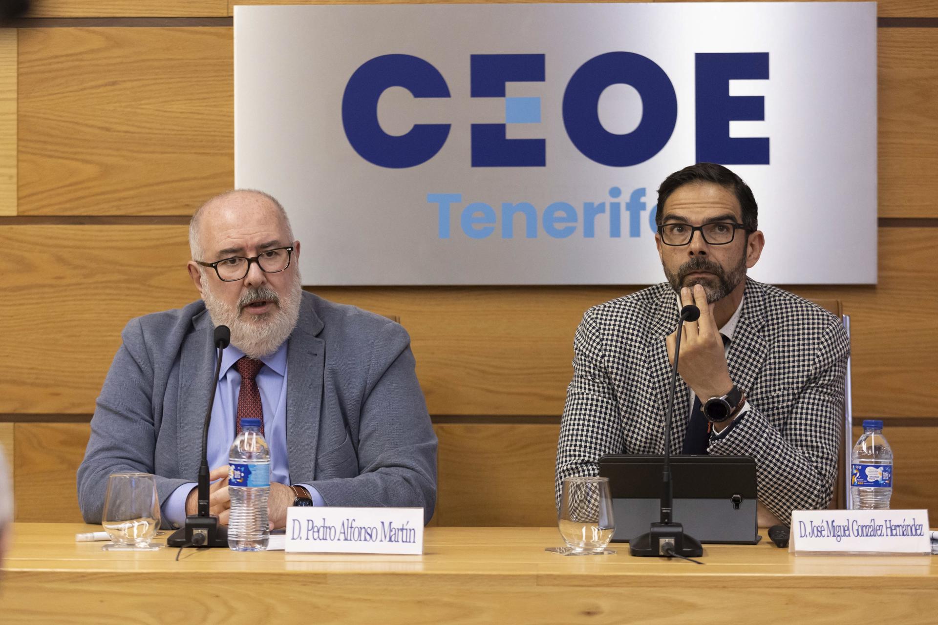 El presidente de la CEOE Tenerife, Pedro Aflonso Martín, durante la presentación junto al director de consultoría de corporación 5 , José Miguel González, han presentado el informe de coyuntura económica. EFE/Miguel Barreto