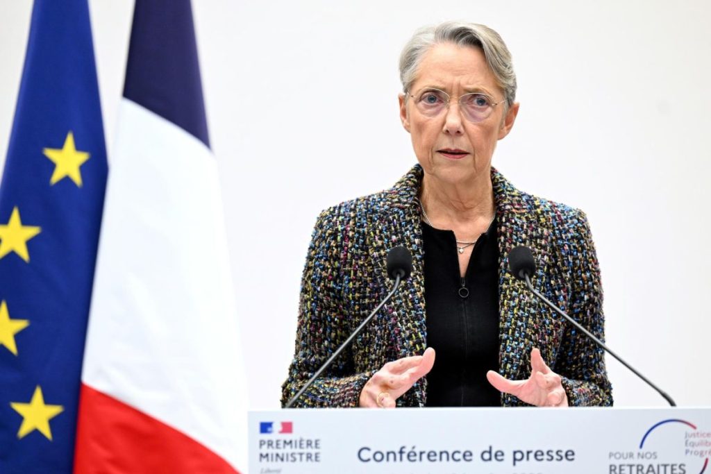 La primera ministra de Francia, Elisabeth Borne, asiste a una rueda de prensa para presentar el plan del gobierno para una reforma de las pensiones en París, Francia.