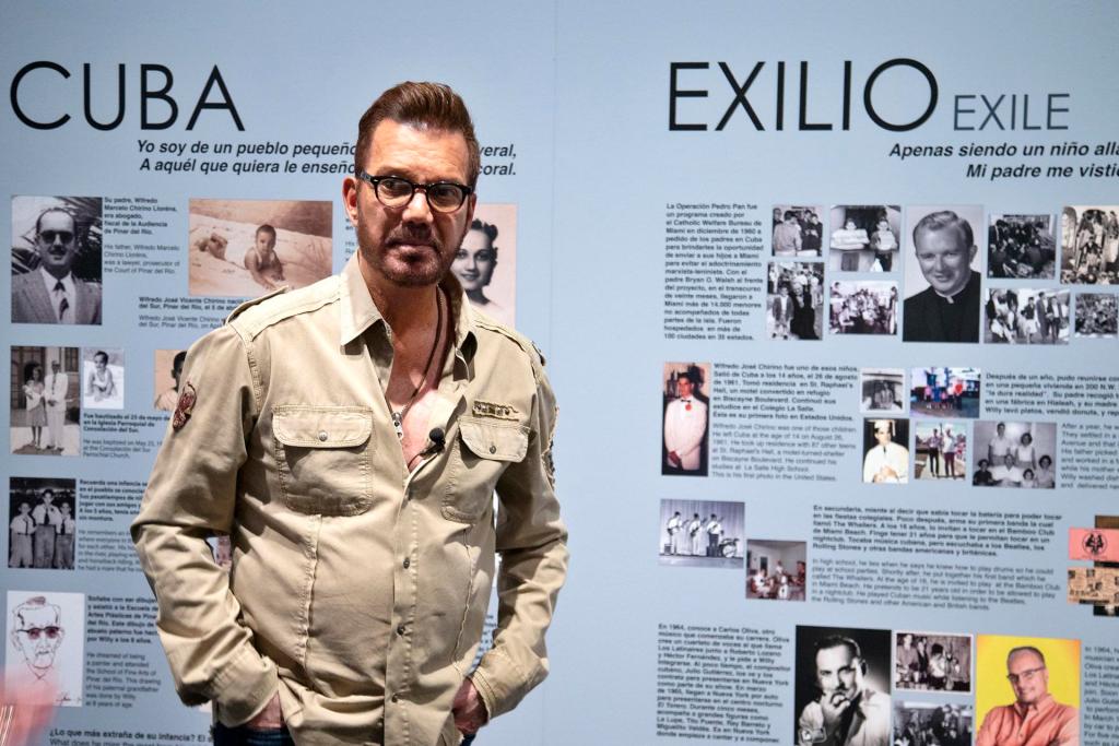 El artista cubano Willy Chirino camina recorre una exposición sobre su vida en el Museo de Historia de Miami, Florida (EE.UU.), este 25 de enero de 2023. EFE/EPA/Cristóbal Herrera-Ulaskevich
