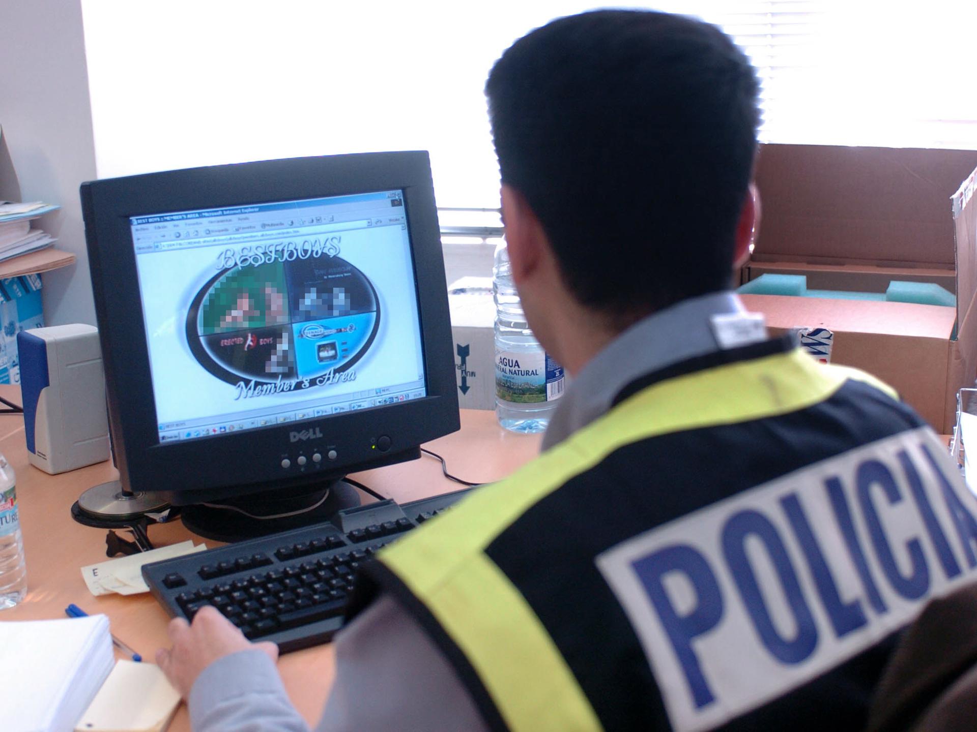 Imagen de archivo de un policía nacional inspeccionando una página web. EFE/Juan M. Espinosa