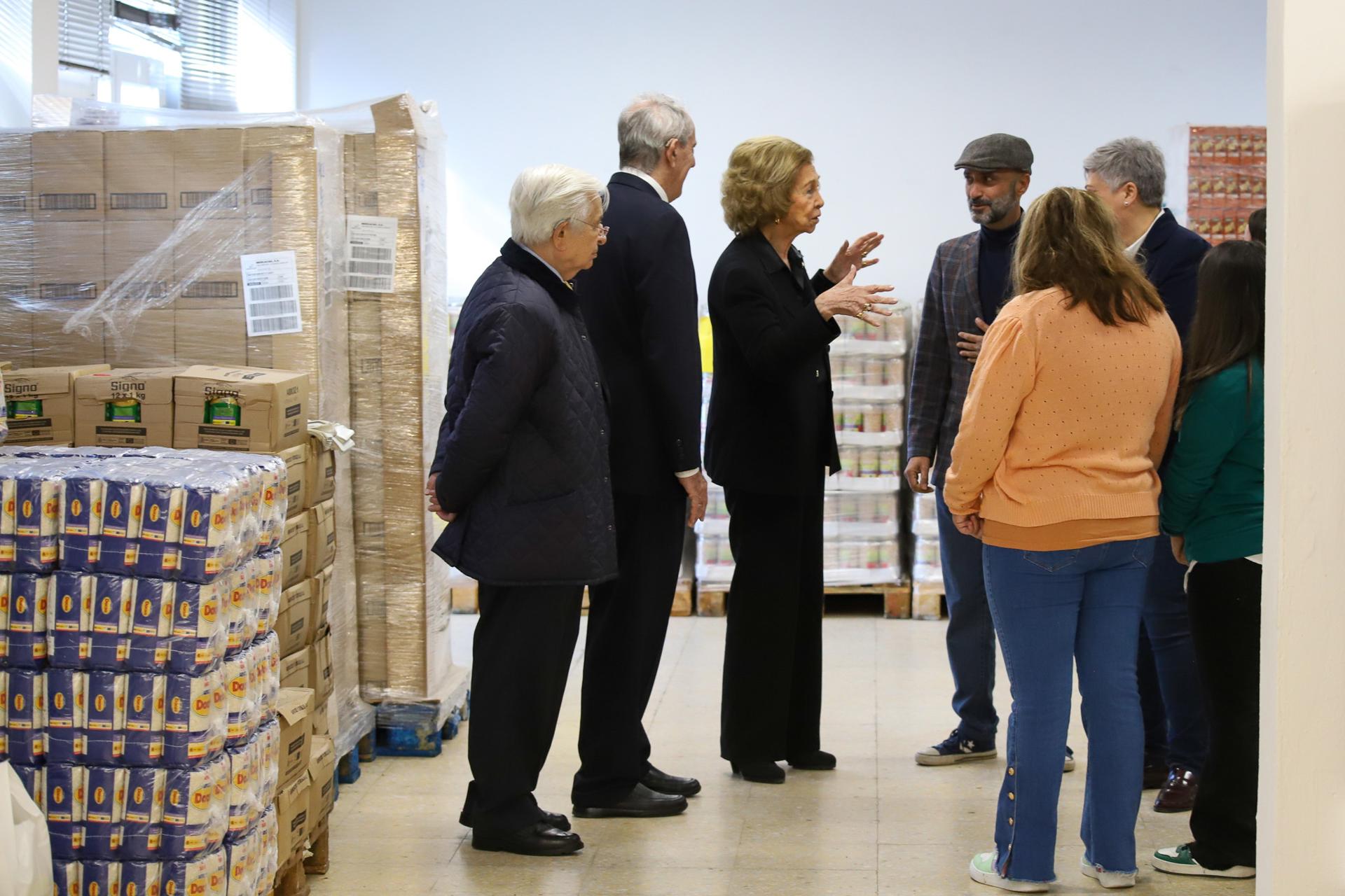 La Reina Sofía ha visitado el Banco de Alimentos de Los Llanos de Aridane, que ha atendido a más de 5.000 familias tras la erupción en La Palma gracias a las donaciones de particulares y asociaciones como la Fundación Reina Sofía.EFE/ Luis G Morera
