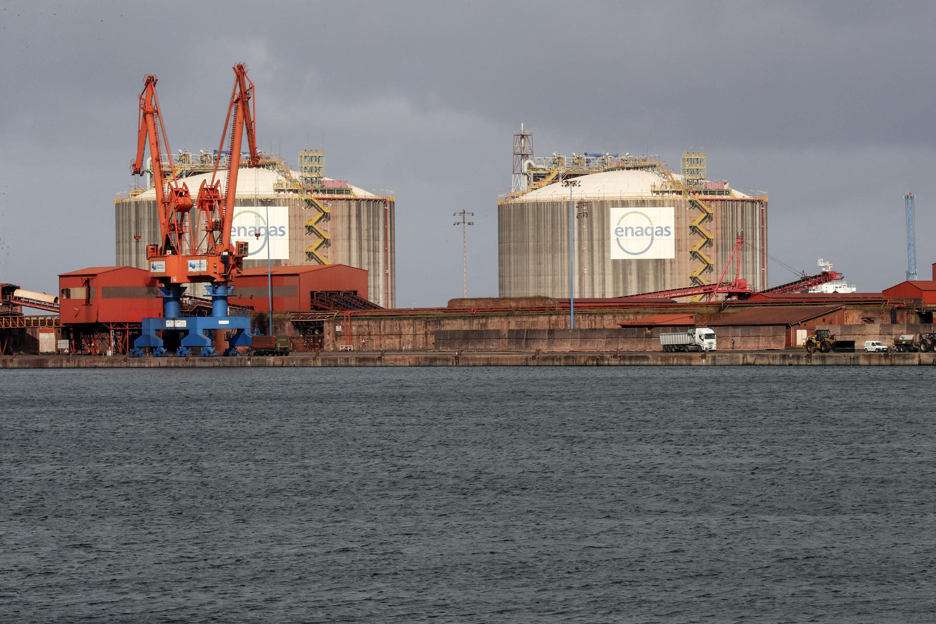 Vista parcial del puerto de El Musel de Gijón. EFE/ J. L. Cereijido.