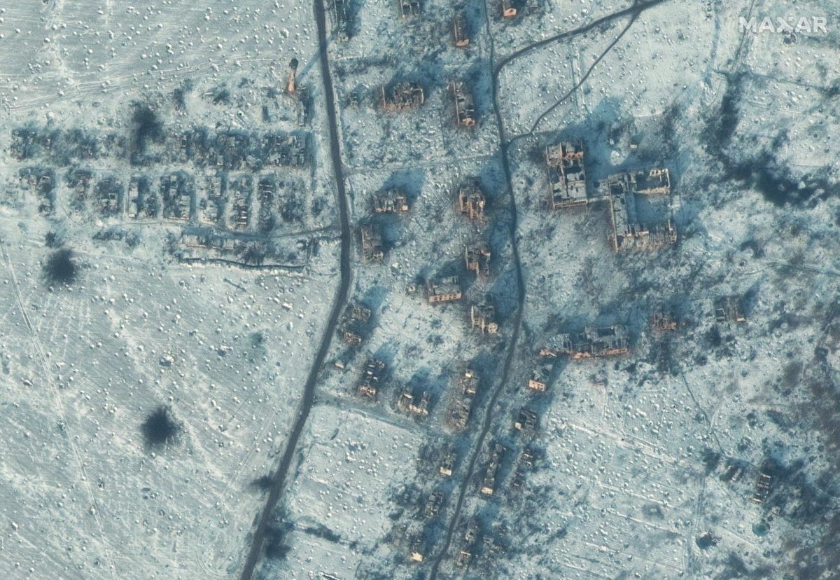 Imagen por satélite proporcionada por Maxar Technologies que muestra edificios destruidos en Soledar, Ucrania, el 11 de enero.