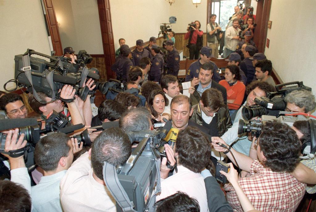 En la imagen, los medios de comunicación rodean a Fernando García, padre de una de las niñas asesinadas, momentos antes de una sesión del juicio por estos hechos celebrado en la Audiencia Provincial de Valencia. EFE/Alberto Estévez/Archivo
