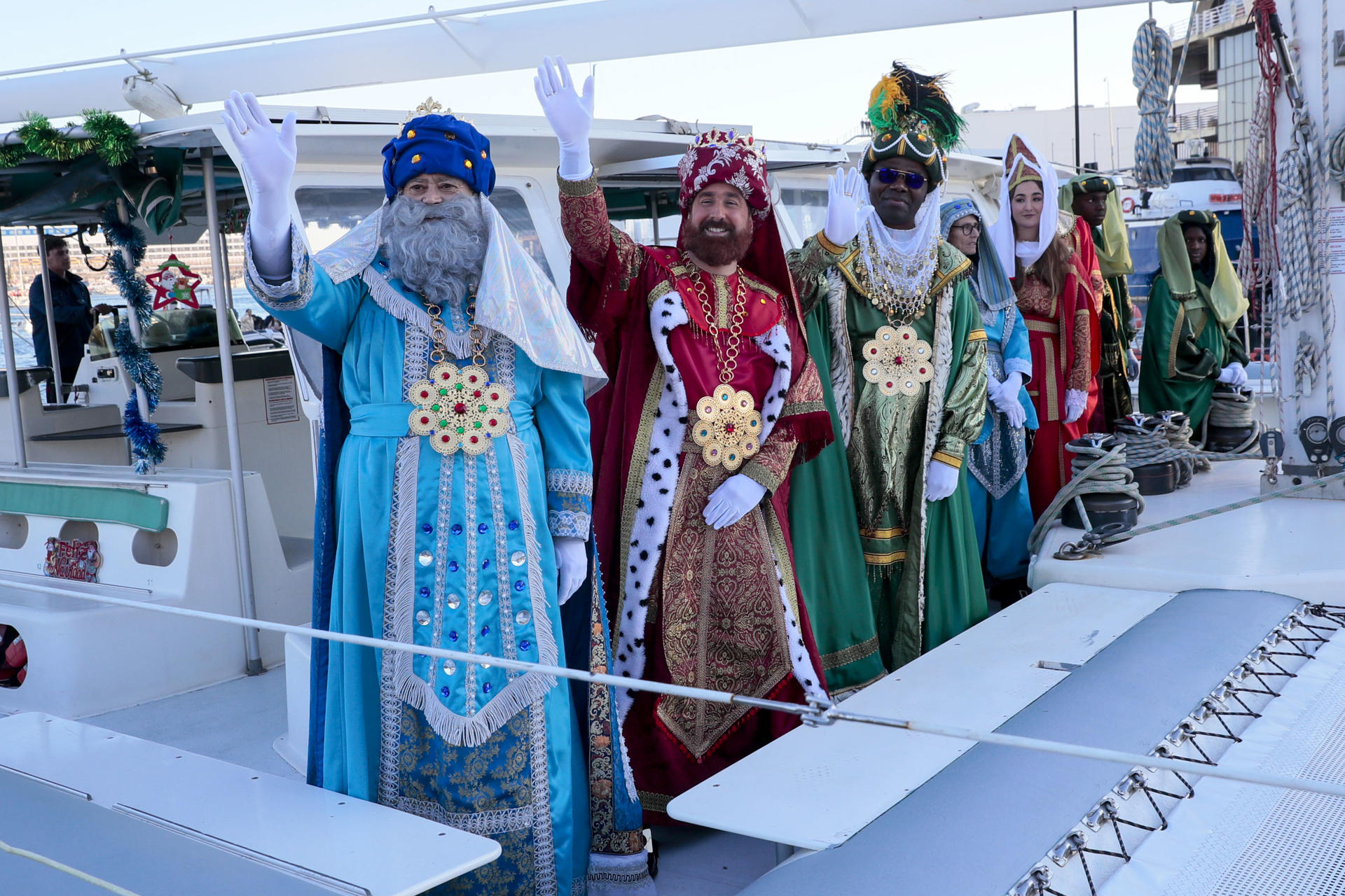 Los Reyes Magos saludan a su llegada al puerto de València, este jueves, antes de presidir la cabalgata por las calles de la ciudad. EFE/ J. C. Cárdenas