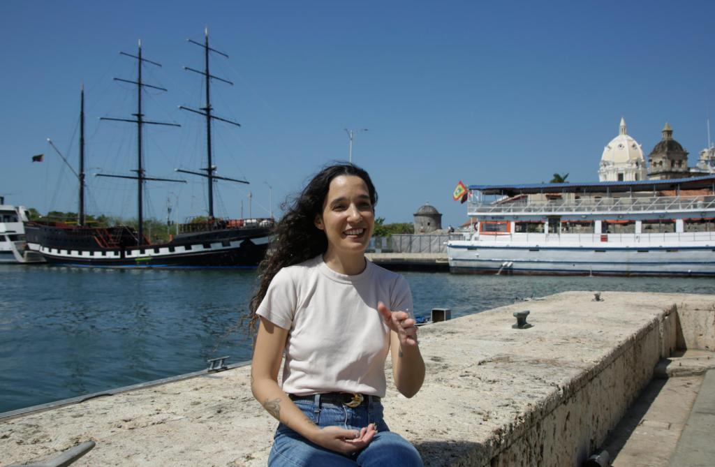 La cantante puertorriqueña Ileana Mercedes Cabra, conocida como iLe, habla durante una entrevista con Efe, el 27 de enero de 2023, en el Hay Festival de Cartagena (Colombia). EFE/Ricardo Maldonado Rozo