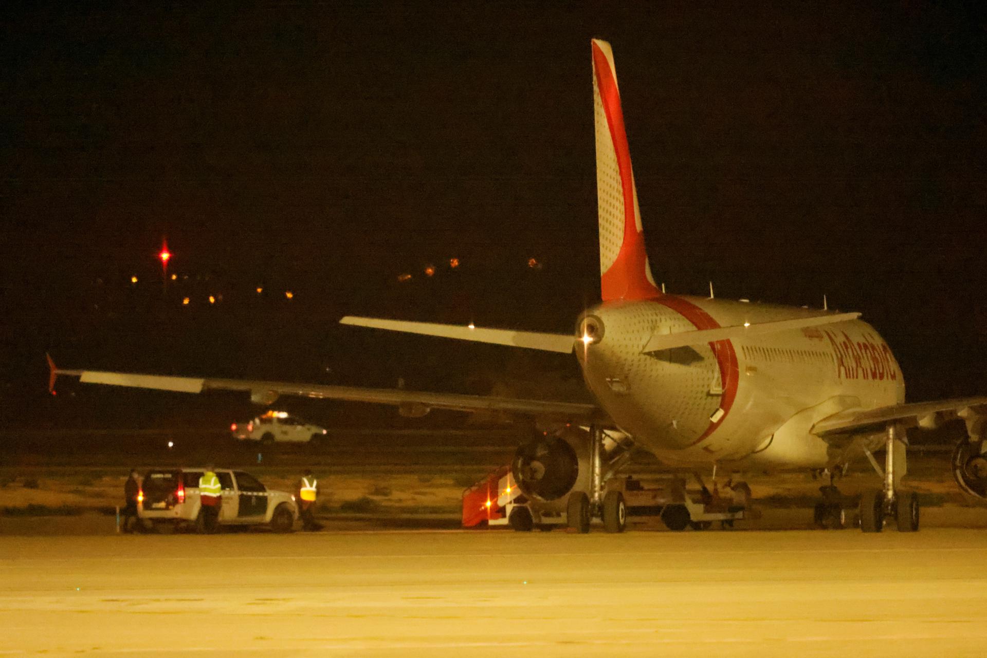 Imagen del aeropuerto de Palma de Mallorca cuando la Guardia Civil y la seguridad del aeropuerto buscaban por las pistas y sus aledaños al grupo de pasajeros que abandonaron el avión. EFE/CATI CLADERA.