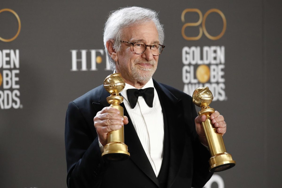 El cineasta estadounidense Steven Spielberg posa con los Globos de Oro otorgados al mejor director y a la mejor película dramática, por su filme autobiográfico: "The Fabelmans", en Beverly Hills (California, EE.UU.).