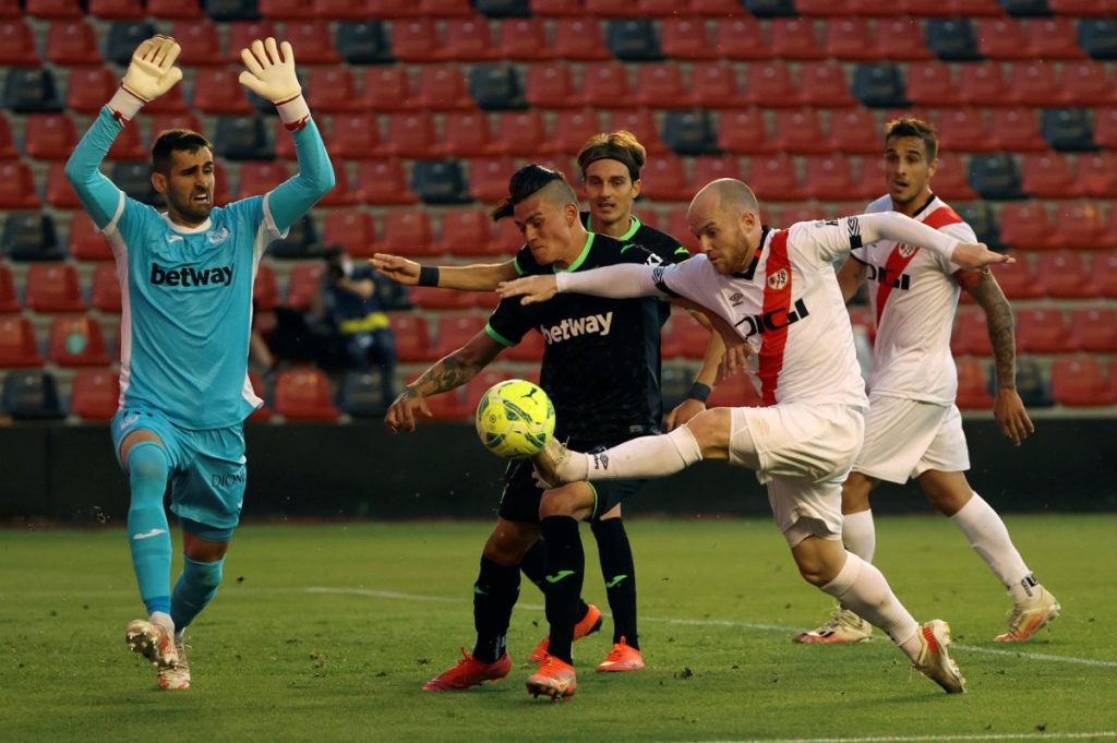 El centrocampista Isi Palazón disputa el balón ante el portero del Leganés Asier Riesgo