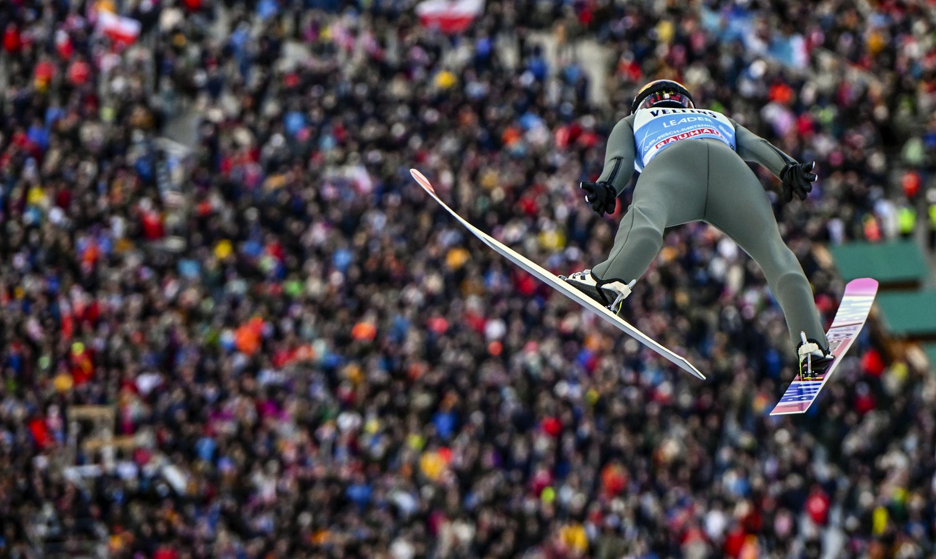 El noruego Halvor Egner Granerud en un salto de esquí en Garmisch Partenkirchen