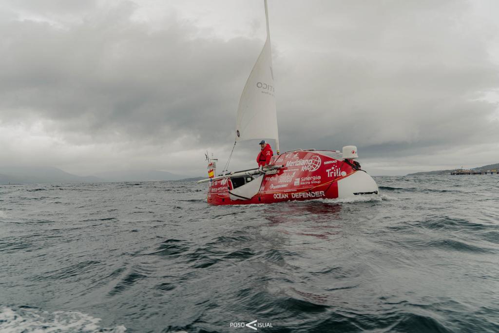 Fotografía fechada el 31 de diciembre de 2022, cedida por POSOVISUAL, del español Antonio de la Rosa, durante preparativos previos a navegar desde la ciudad de Puerto Williams hacia la Antartica (Chile). EFE/POSOVISUAL
