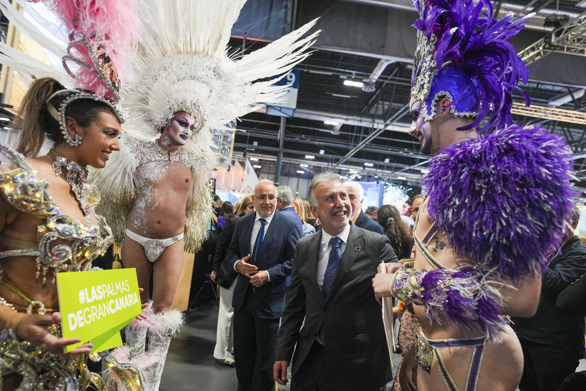 El presidente de Canarias, Angel Víctor Torres (c), saluda a unas drag queens en la inauguración del pabellón de las islas en la Feria Internacional de Turismo de Madrid (Fitur). EFE/ Borja Sánchez-Trillo