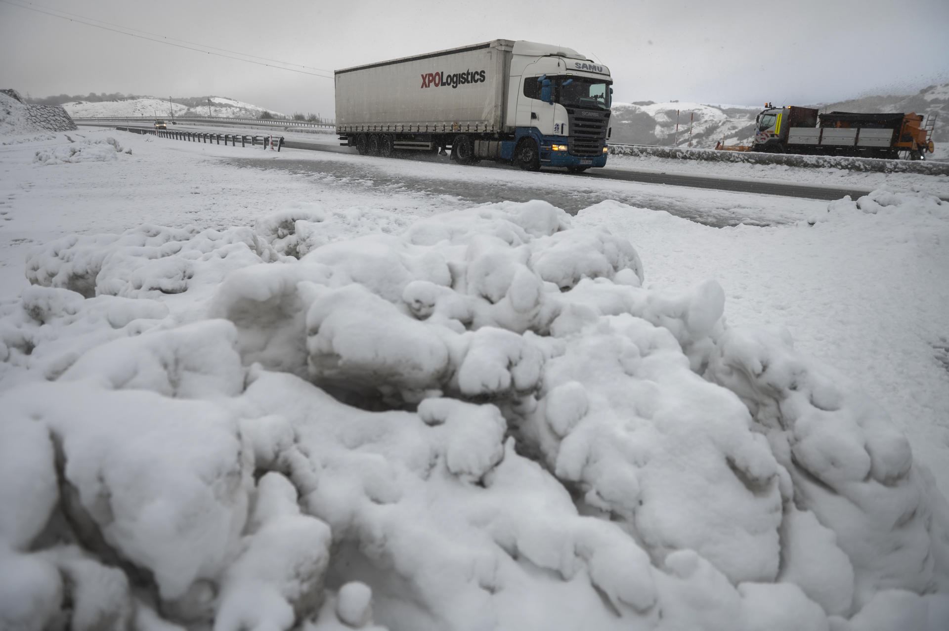 Un camión circula por la autovía de la Meseta A-67, este viernes, que ha permanecido cerrada por causa de la nieve para camiones entre las cinco y las diez de esta mañana obligando a embolsar más de 200 vehículos en Arenas de Iguña y en Campoo. EFE/Pedro Puente Hoyos