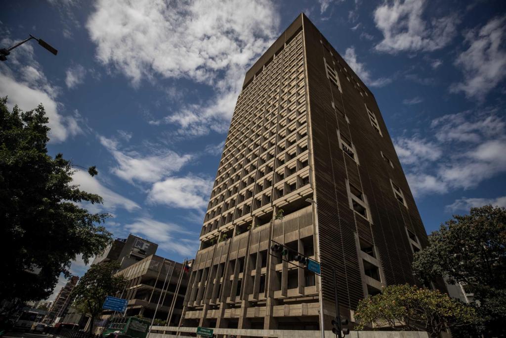Fotografía que muestra parte la sede del Banco Central de Venezuela el 6 de enero del 2023, en Caracas (Venezuela). EFE/Miguel Gutierrez
