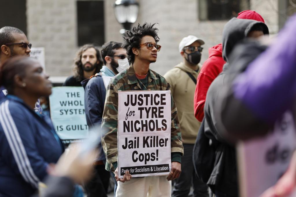 Personas se manifiestan por la muerte del joven afroamericano Tyre Nichols, de 29 años, en Atlanta, Georgia (EE.UU.), este 28 de enero de 2023. EFE/EPA/Erik S. Lesser
