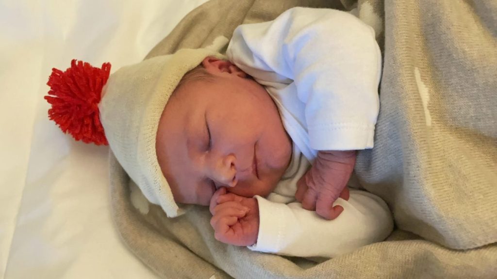 La pequeña Aitana descansa tras nacer en el hospital Clínico de Santiago de Compostela