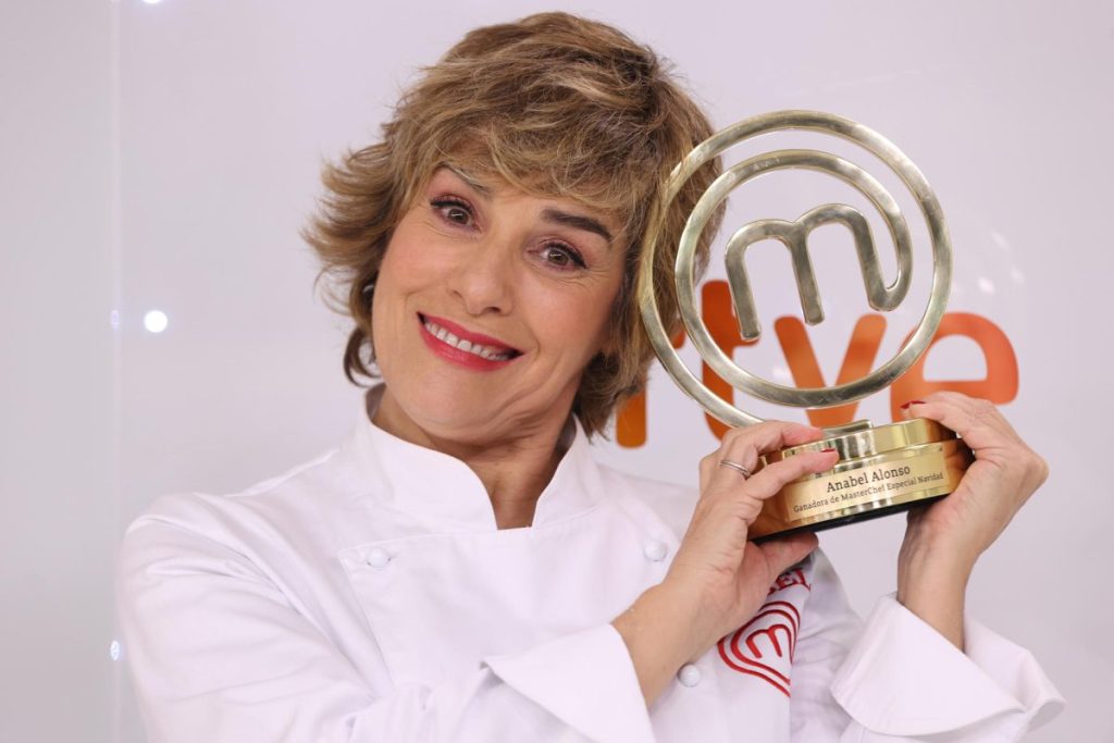La actriz Anabel Alonso posa con el trofeo que le acredita como ganadora de la repesca navideña de las celebridades de "Masterchef", en Madrid.