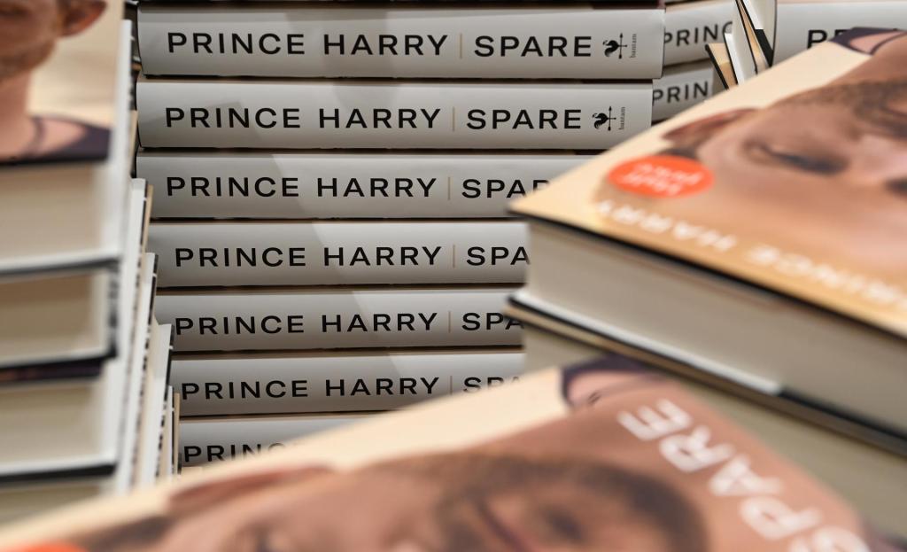 Vista de copias del libro 'Spare', las memorias del principa Enrique, en una librería de Londres (Reino Unido), el 10 de enero de 2023. EFE/Andy Rain
