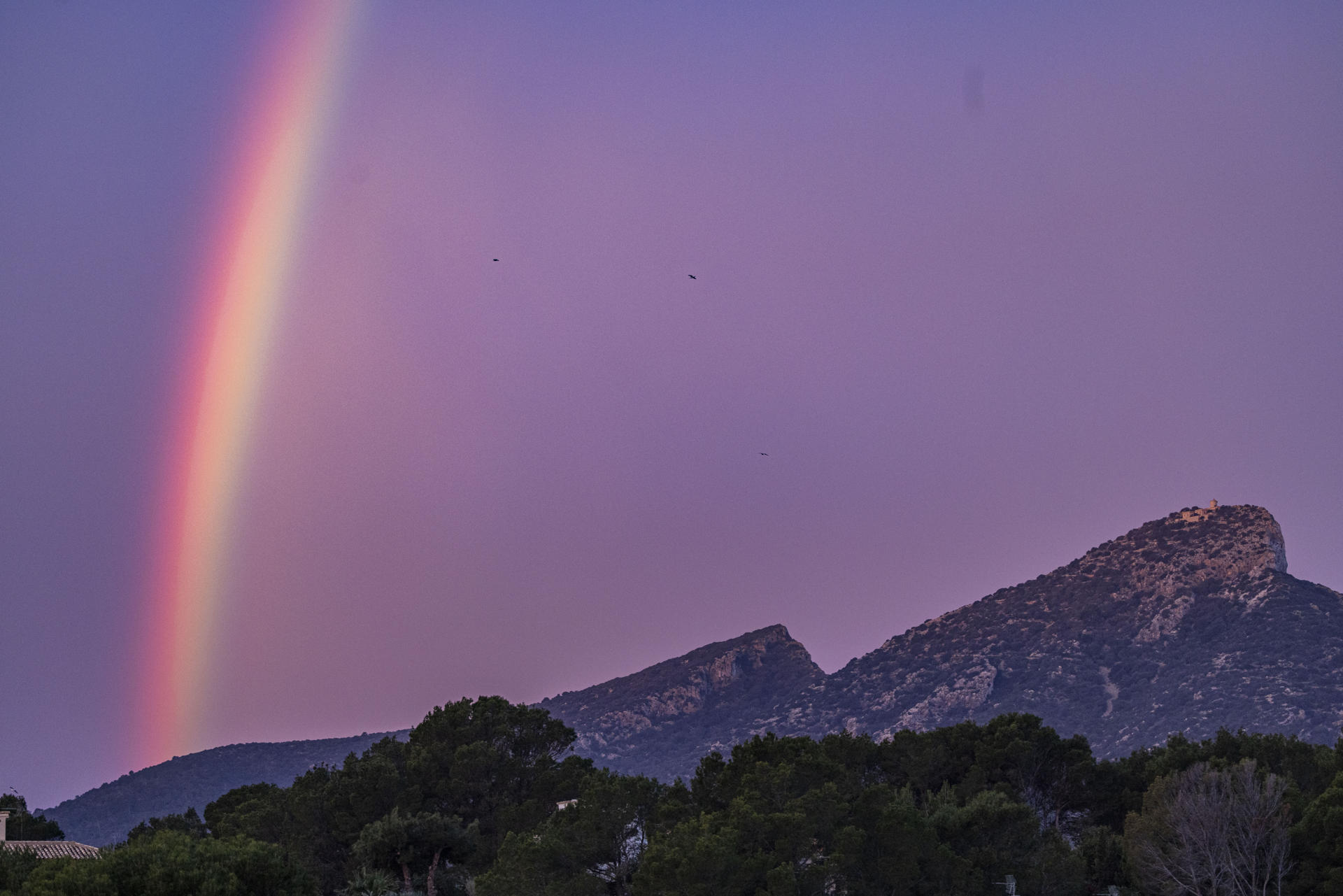 Un arcoiris en el cielo sobre la isla de Sa Dragonera, en Baleares, este domingo. EFE/Cati Cladera