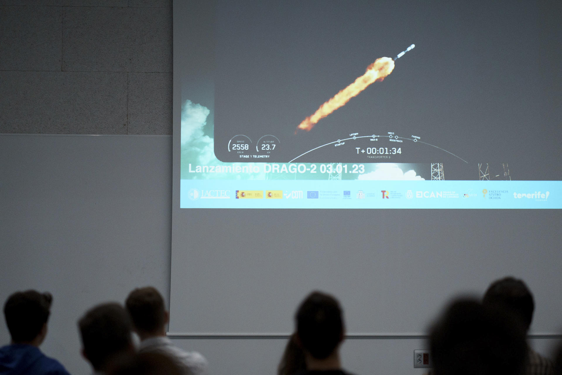 Personal del Instituto de Astrofísica de Canarias observa desde el IACTEC, la retransmisión por SpaceX del lanzamiento al espacio desde Cabo Cañaveral, en Florida, de DRAGO-2, la segunda cámara infrarroja desarrollada íntegramente en IACTEC-Espacio EFE/Ramón de la Rocha