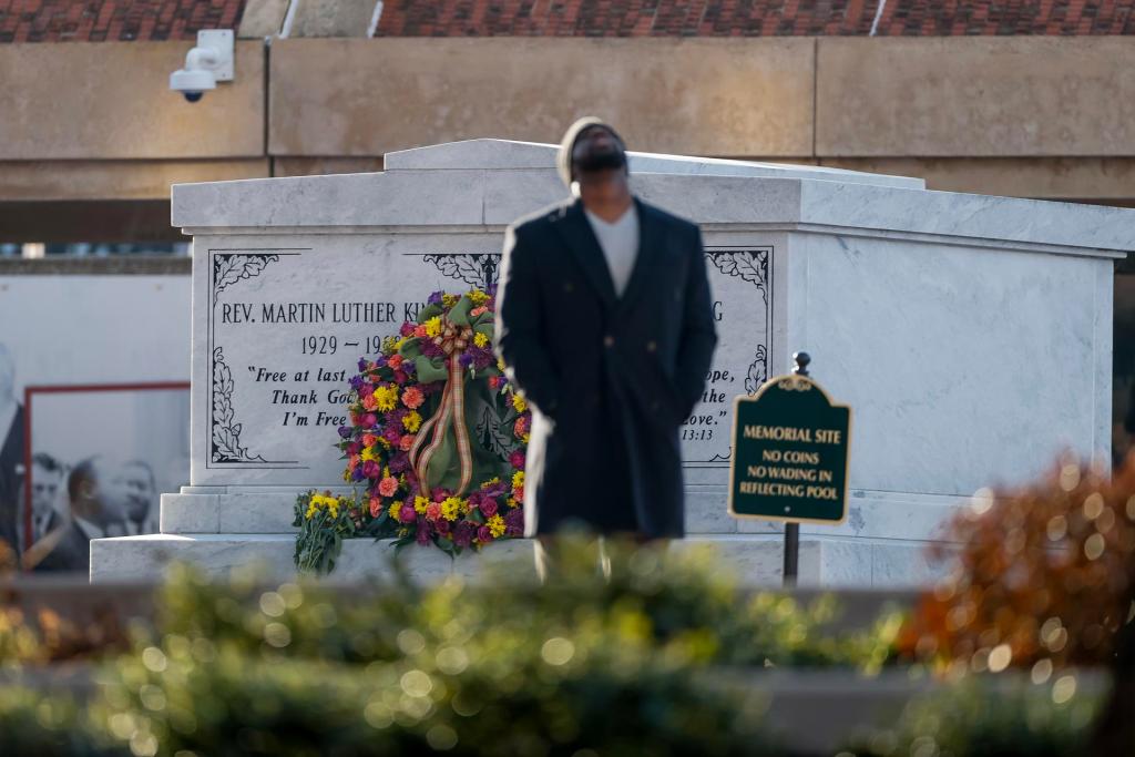 Un hombre visita las tumbas de Martin Luther King y su esposa Coretta Scott King, en Atlanta, Georgia (EE.UU.), este 16 de enero de 2023.EFE/EPA/Erik S. Lesser
