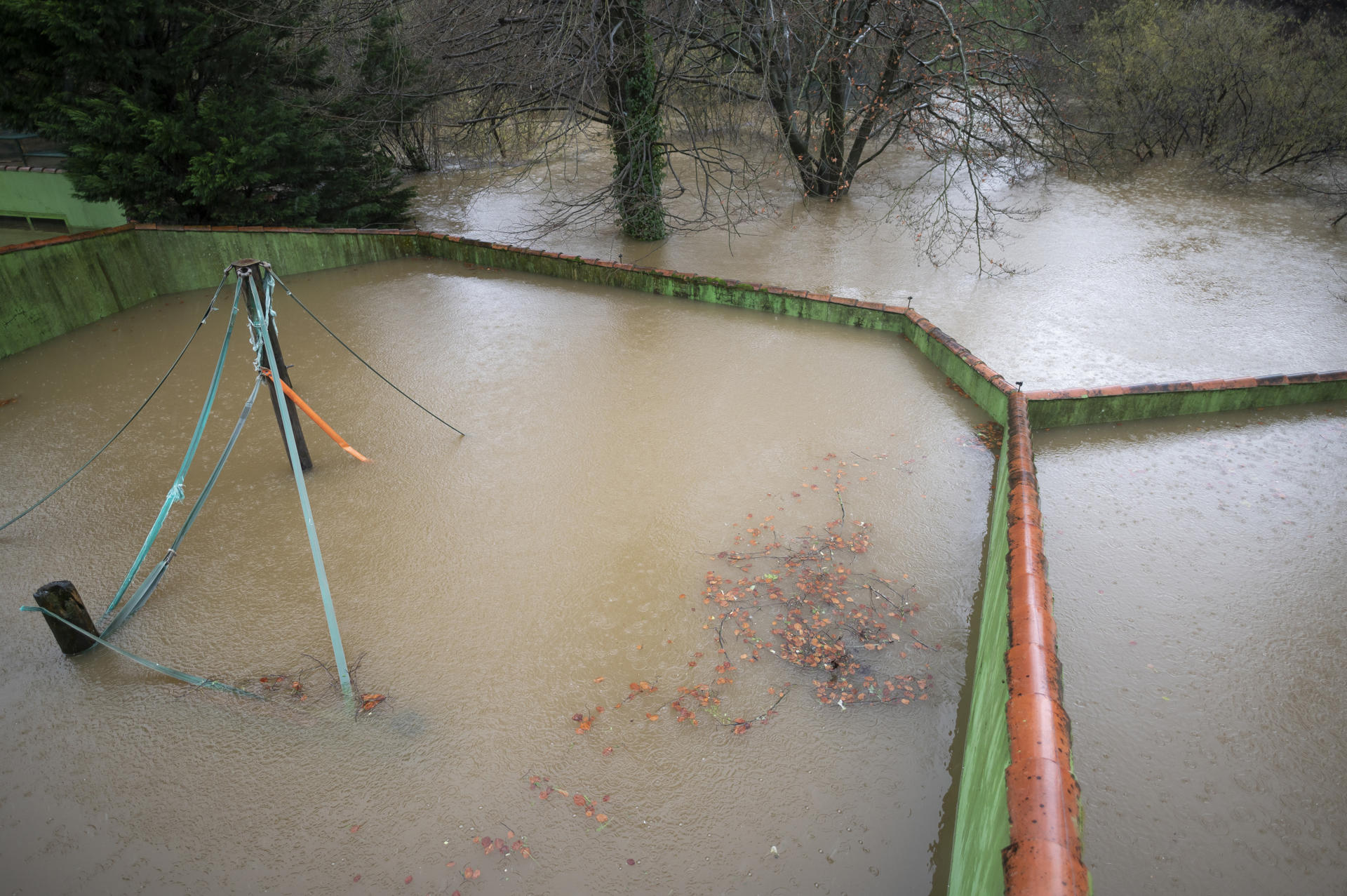 Las instalaciones del Zoo y Parque Cuaternario de Santillana del Mar, (Cantabria) inundadas por el temporal, este martes. EFE/Pedro Puente Hoyos