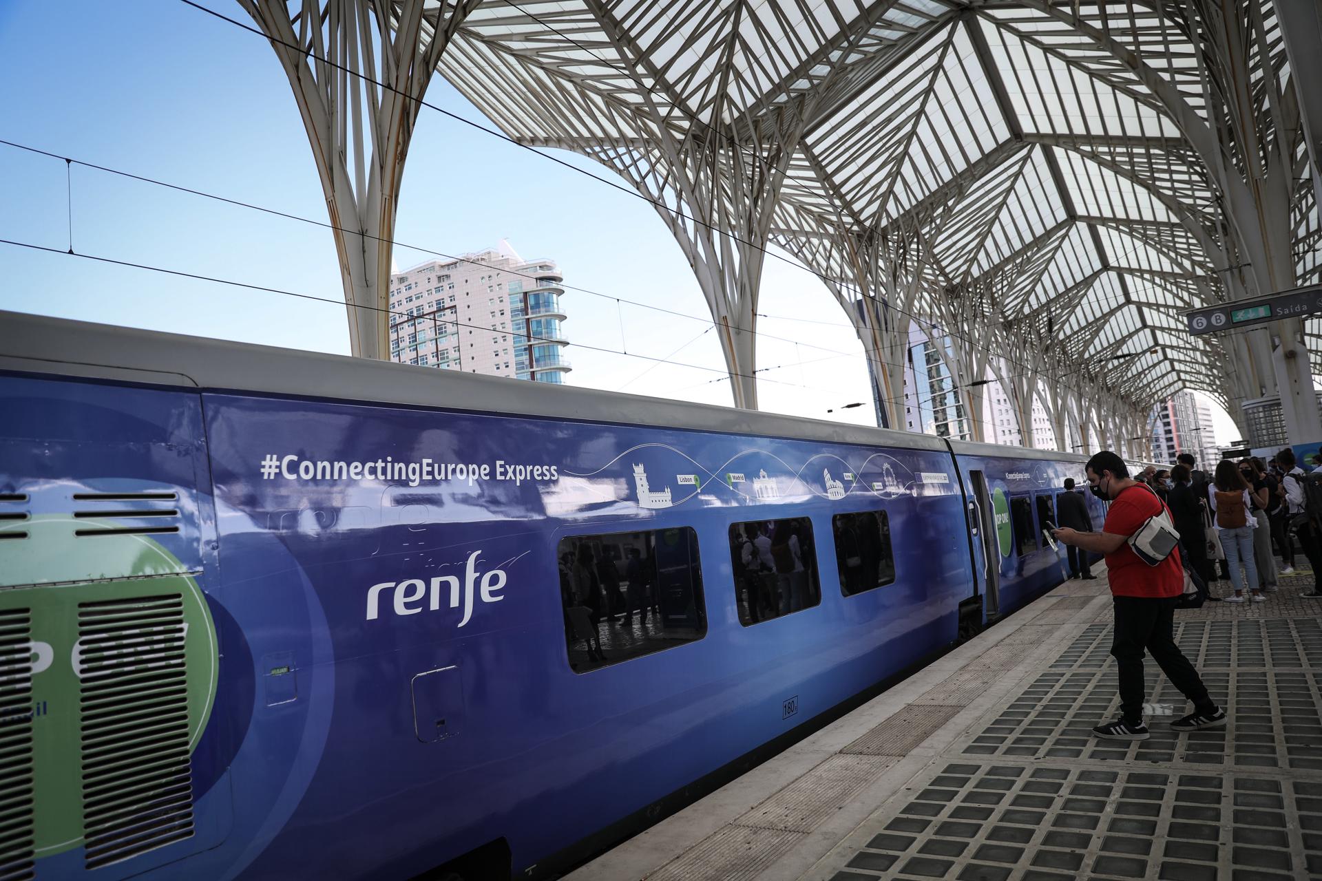 Un tren momentos antes de la salida de la estación de tren Gare do Oriente de Lisboa el 2 de septiembre de 2021. EFE/EPA/RODRIGO ANTUNES