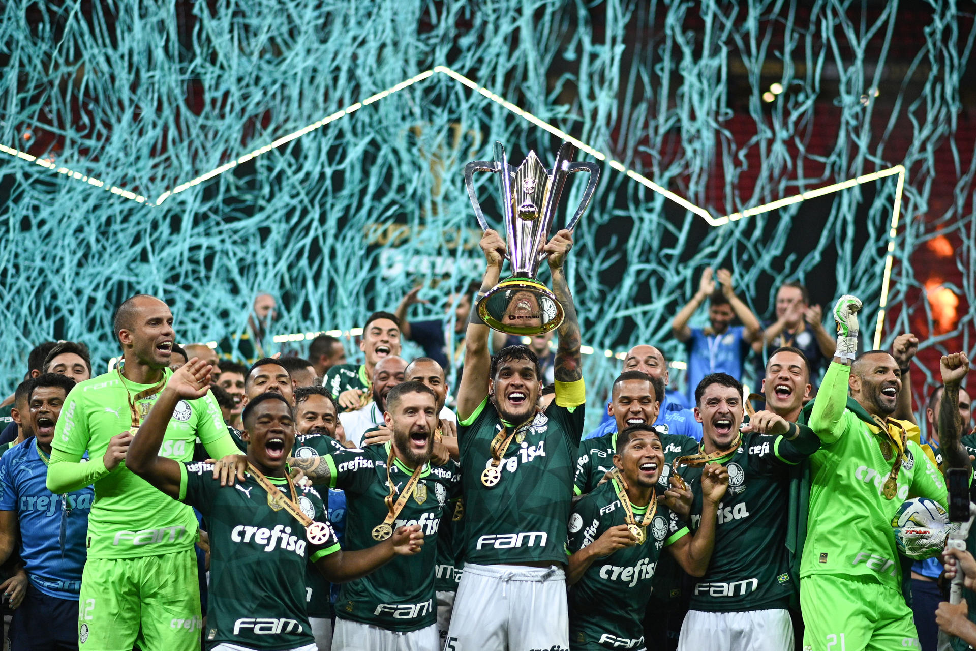 Jugadores de Palmeiras celebran con el trofeo al ganar hoy, la final de la Supercopa de Brasil 2023 ante Flamengo en el estadio Mane Garrincha, en Brasilia (Brasil). EFE/André Borges