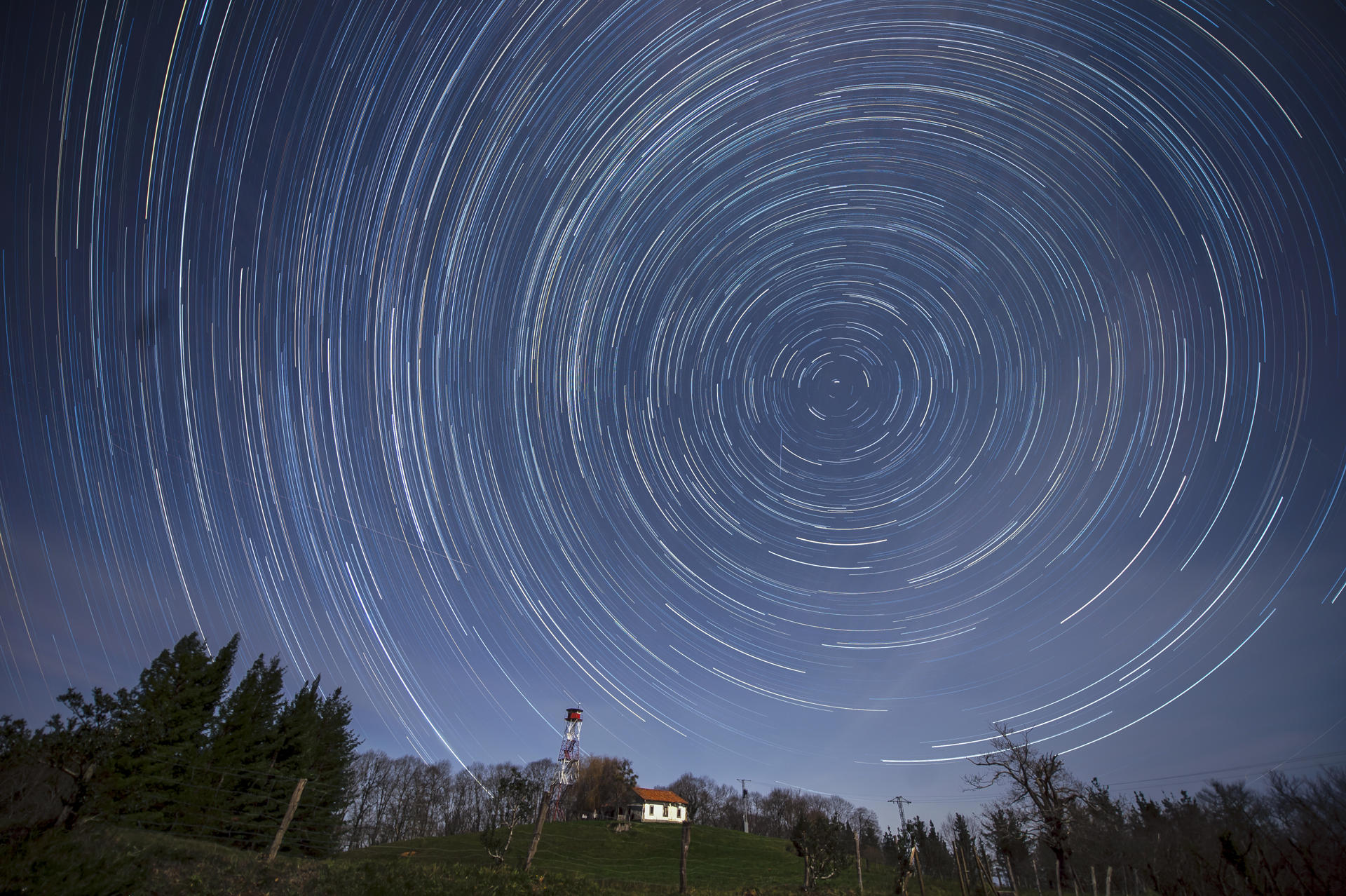 Imagen compuesta por 238 fotografias que muestran las estrellas circumpolares durante la noche del 3 al 4 de enero, una de las noches en la que pueden verse las cuadrántidas. EFE/Pedro Puente Hoyos