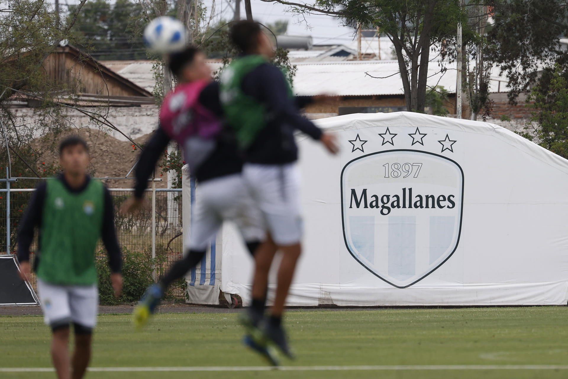 Jugadores del club Magallanes, durante un entrenamiento. Fundado en 1897, CD Magallanes es uno de los equipos históricos de Chile y de Sudamérica. EFE/ Elvis González