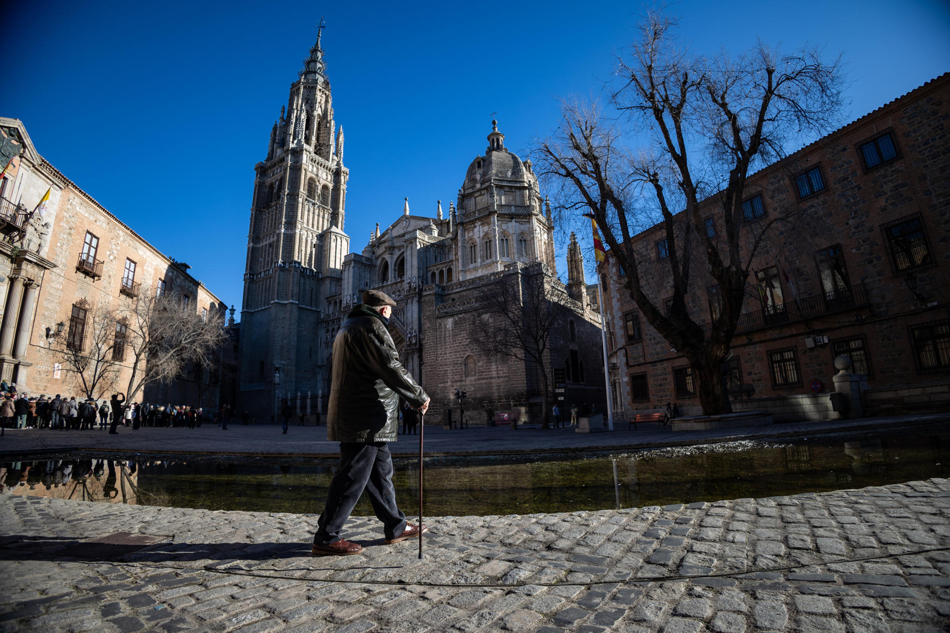 Un hombre pasea a pesar del frío en Toledo, Castilla-La Mancha, esta clara mañana invernal. EFE/Ángeles Visdómine