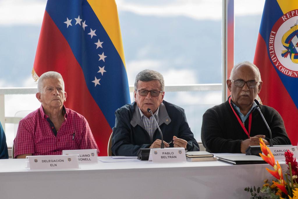 (i-d) Aureliano Carbonell, Pablo Beltrán y Carlos Martínez participan en el dialogo de Paz entre el Gobierno de Colombia y el ELN, en noviembre de 2022. EFE/Rayner Peña R
