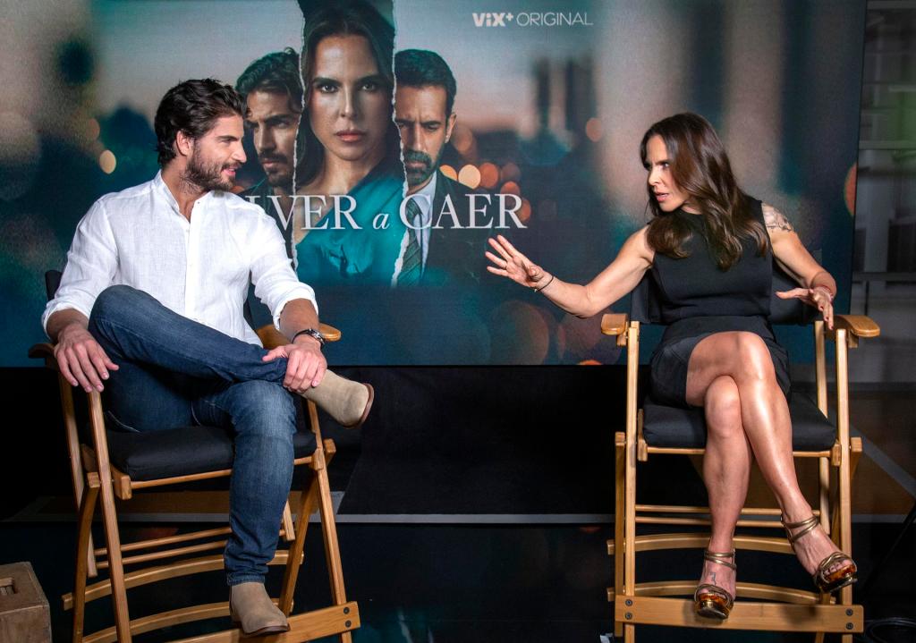 Los actores Kate del Castillo (d) y Maxi Iglesias (i) hablan durante una entrevista en los estudios de la cadena Univision, en Doral, Florida (EE.UU.), este 19 de enero de 2023. EFE/EPA/Cristóbal Herrera-Ulashkevich
