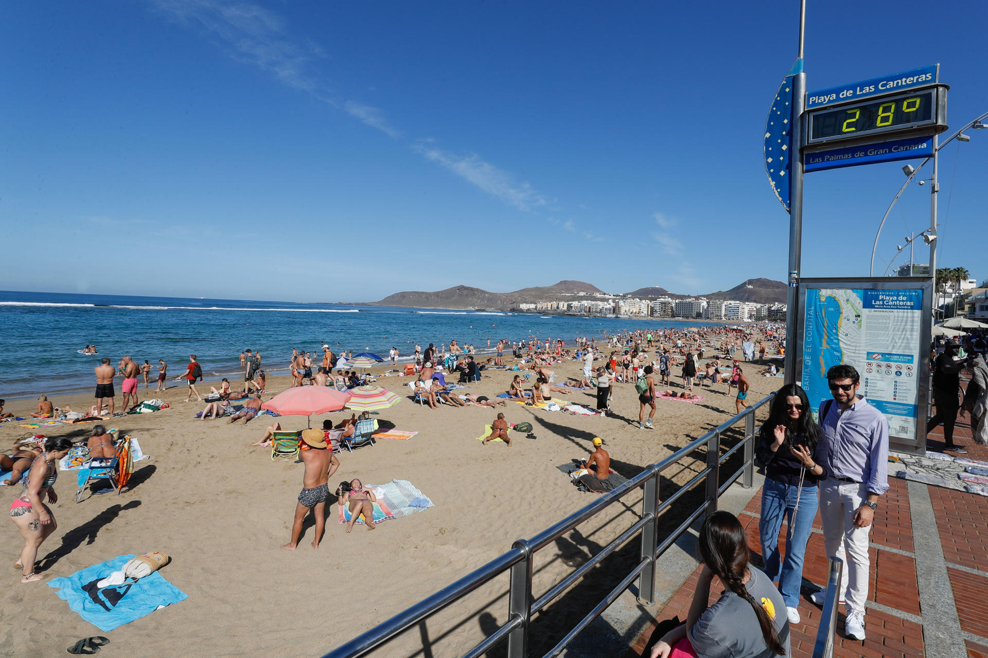 Foto tomada el pasado 25 de diciembre: numerosas personas aprovechan el buen tiempo para pasar el día de Navidad en la playa de Las Canteras de Las Palmas de Gran Canaria. EFE/Elvira Urquijo A.