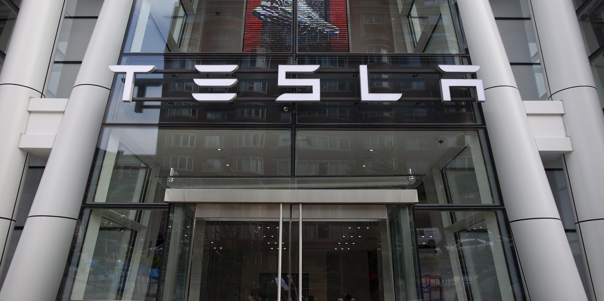 Vista del logo de Tesla, en una fotografía de archivo. EFE/Cj Gunther