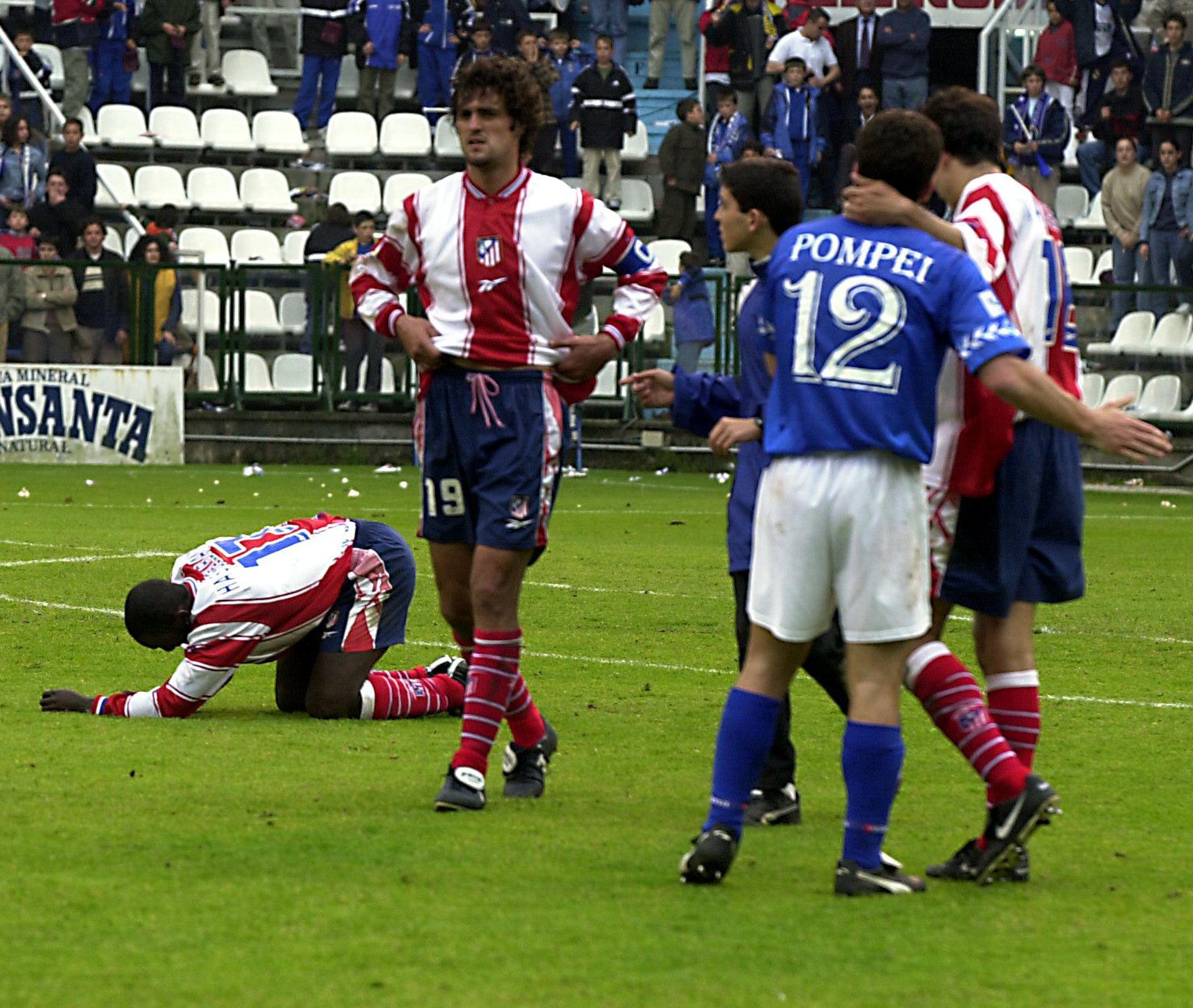 Imagen de archivo de Hasselbaink (en el suelo), Kiko (c) y Luque, entonces jugadores del Atlético de Madrid, tras consumar su descenso a Segunda División el 7 de mayo de 2002 con un empate 2-2 contra el Real Oviedo ene l Tartiere. EFE/Alberto Morante.