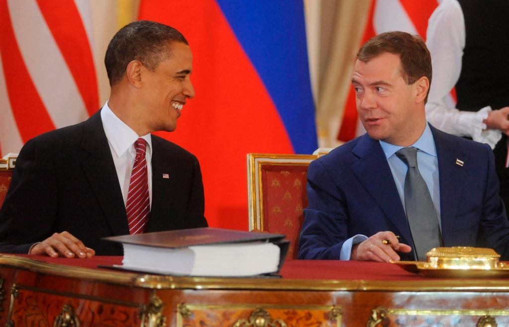El presidente ruso, Dmitry Medvedev (d), firma del tratado Nuevo START de desarme nuclear junto al presidente estadounidense, Barack Obama (i), en Praga, en la República Checa, el 8 de abril de 2010. EFE/Michael Reynolds
