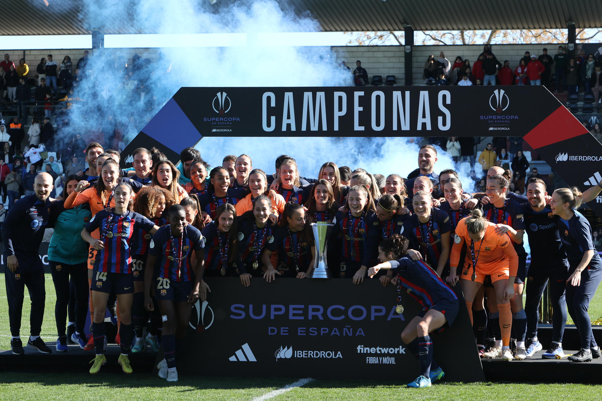 Las jugadoras del FC Barcelona celebran su victoria frente a la Real Sociedad tras la final de la Supercopa de España de fútbol femenino, este domingo en el Estadio Romano José Fouto de Mérida. EFE/Jero Morales