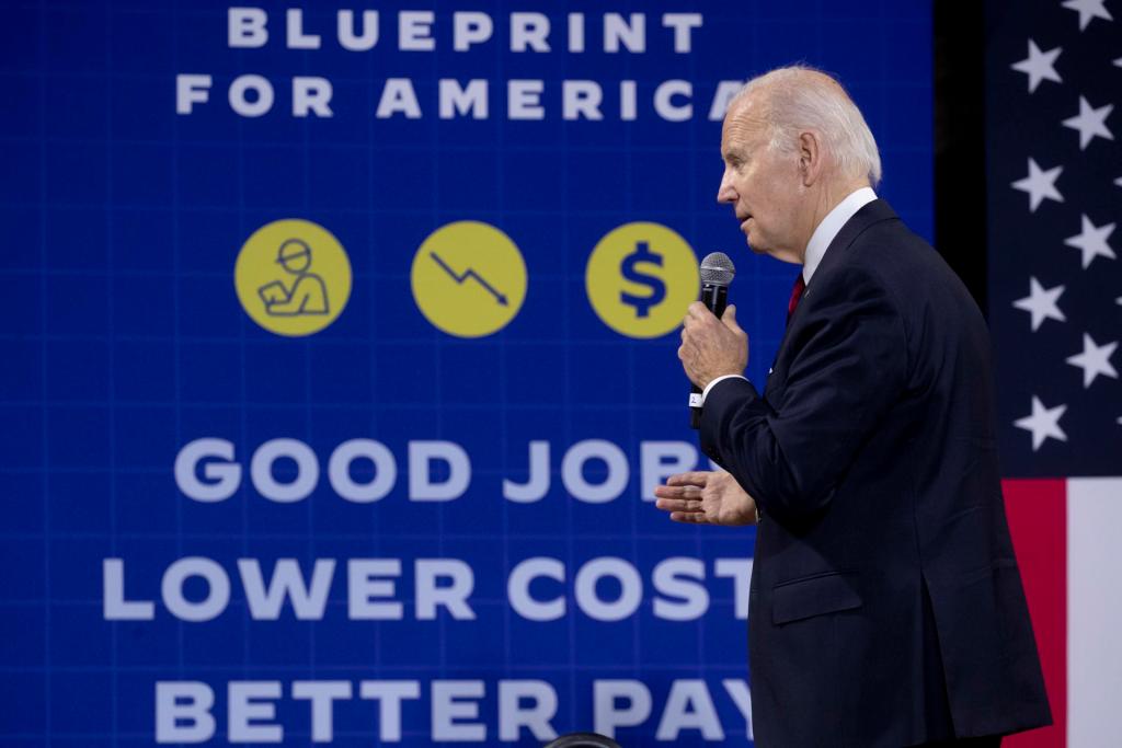 El presidente de Estados Unidos, Joe Biden, ofrece comentarios sobre la economía en las instalaciones de un sindicato de la localidad de Springfield, Virginia (EE.UU.), este 26 de enero de 2023. EFE/EPA/Michael Reynolds
